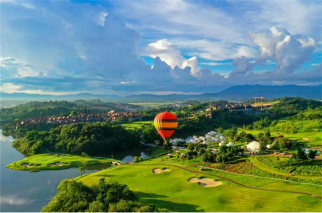 西雙版納州文化和旅游局就《西雙版納熱線》 旅游產(chǎn)業(yè)發(fā)展問(wèn)題與聽(tīng)眾交流，切入到實(shí)際中去。